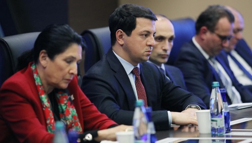პრეზიდენტი ყველა შეხვედრას აუქმებს 