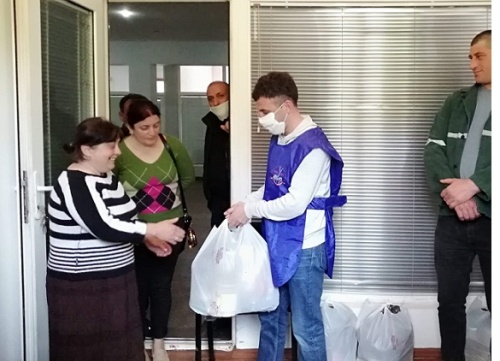 ტყიბულში, სოციალური პრობლემების მქონე ოჯახებს პირველადი საჭიროების საკვები პროდუქტები გადაეცა
