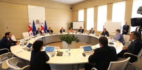 პრემიერის გადადგომით მთავრობა სრული შემადგენლობით გადამდგარია 