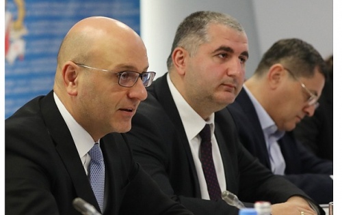 ეკონომიკის ზრდას დაბალანაზღაურებადი საჯარო მოხელე ამუხრუჭებს 