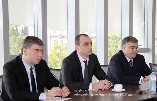 ლარიც ელოდება, ინტერვენციას 