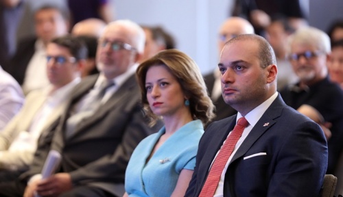 ექსპრემიერი თავს იცავს, სანამ ხაზარაძე ქართუსთან იძულებით გარიგებას დააბრალებს 