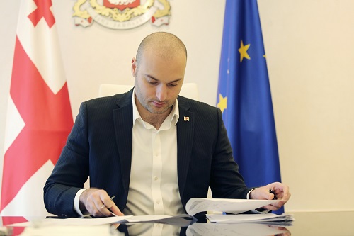 მამუკა ბახტაძემ პრემიერის რანგში პირველ ბრძანებებს მოაწერა ხელი