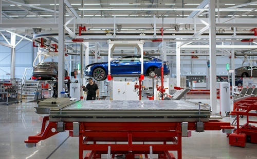 Tesla-ს თანამშრომლები შრომის გაუსაძლის პირობებზე ჩივიან 