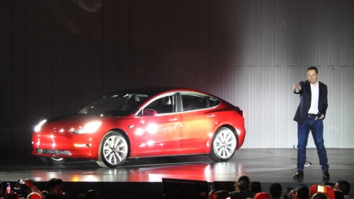 ილონ მასკმა Tesla Model 3 პირველ კლიენტებს პირადად გადასცა 