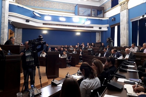 ოპოზიცია: ჩვენი ამოცანა გადარჩენა უნდა იყოს და არა დახურული ბიზნესის დატირება   